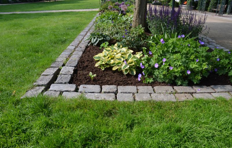 Cost of Landscape Edging — Cost of Landscape Edging